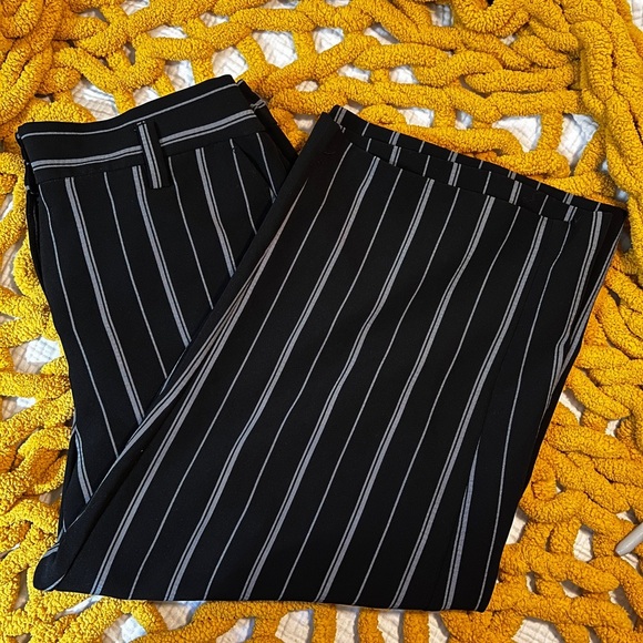 APT. 9 Black with white stripes Wide Leg Capri Pants. Size XL. - Picture 5 of 5